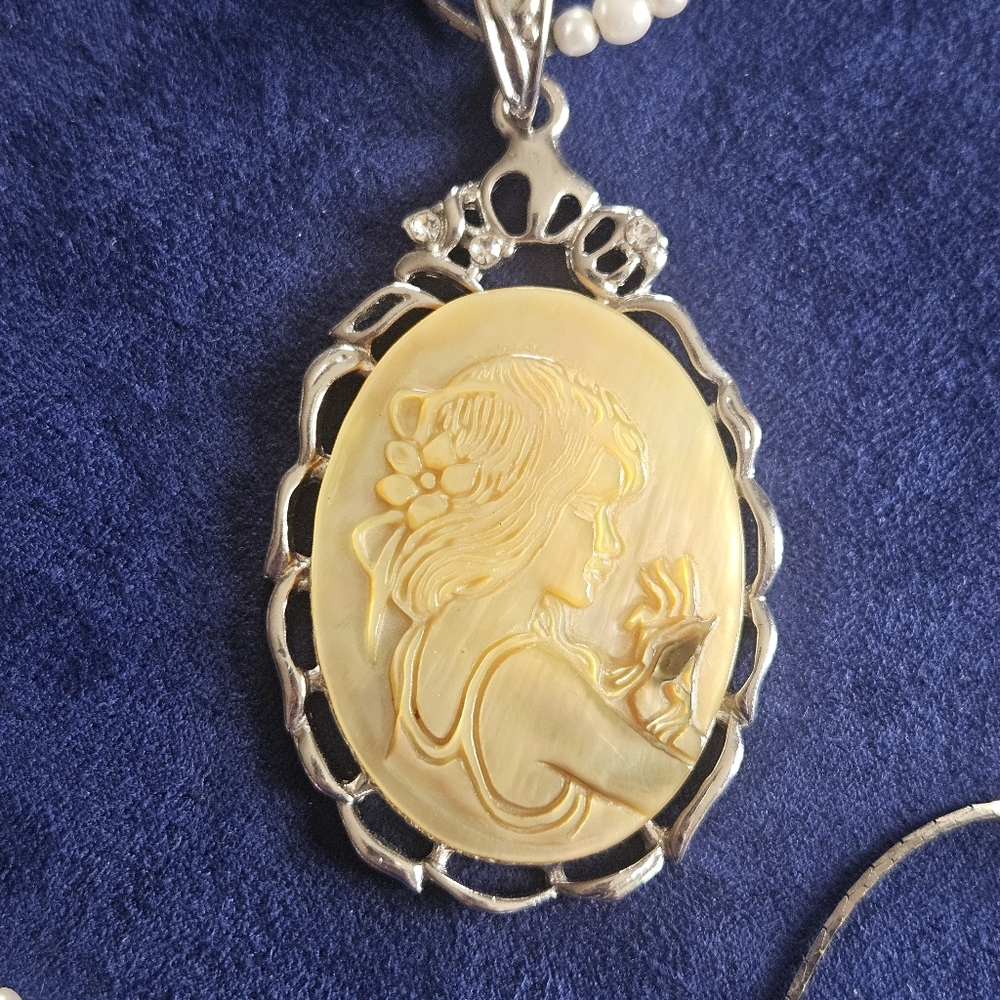Vintage Cameo Mother of Pearl and Silvertone Necklace